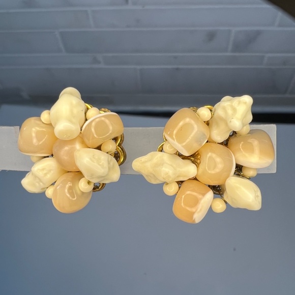 Miriam Haskell Earrings Vintage Signed  Faux Coral Shell Beaded Clip/ Screw back - Picture 2 of 16